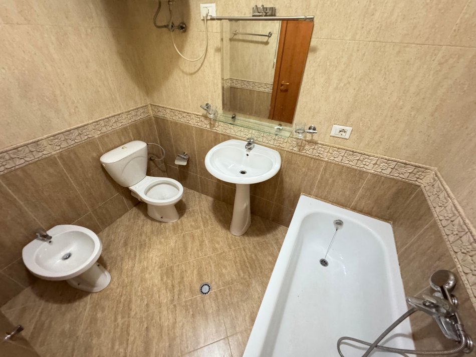 Tirane, jepet me qera apartament 2+1 Kati 8, 100 m² 700 € (stacioni i trenit)