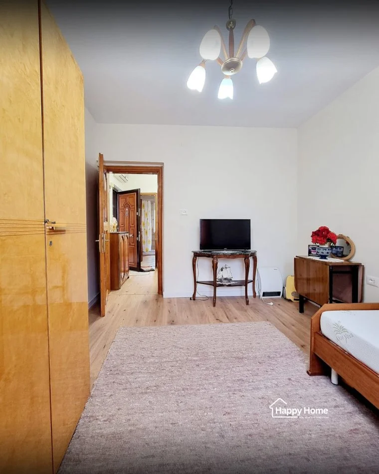 Tirane, jepet me qera apartament 2+1 Kati 5, 75 m² 600 € (Rruga e Barikadave)