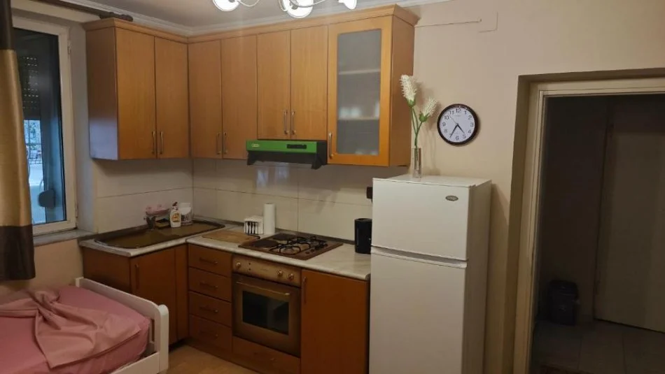 Tirane, jepet me qera apartament 1+1 Kati 1, 40 m² 400 € (Stadiumi Dinamo)