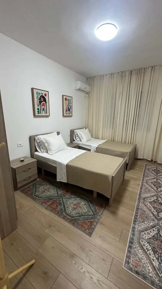 Tirane, jepet me qera apartament 2+1 Kati 2, 1 m² 850 € (Mine peza,Rruga e durresit)