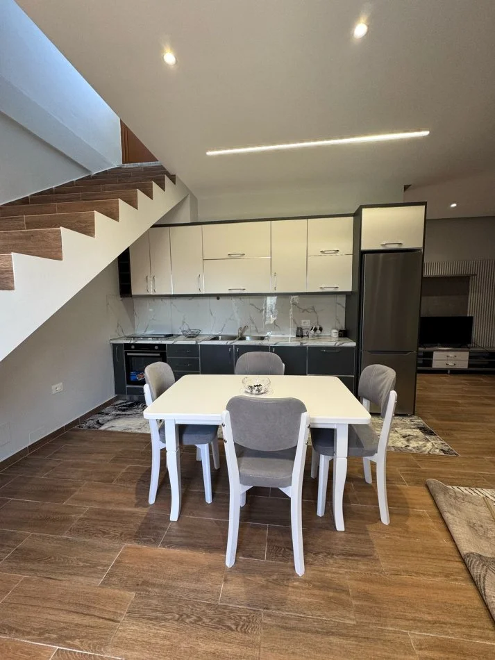 Tirane, jepet me qera shtepi 2+1+Ballkon Kati 2, 90 m² 450 € (rruga 3 Deshmoret)