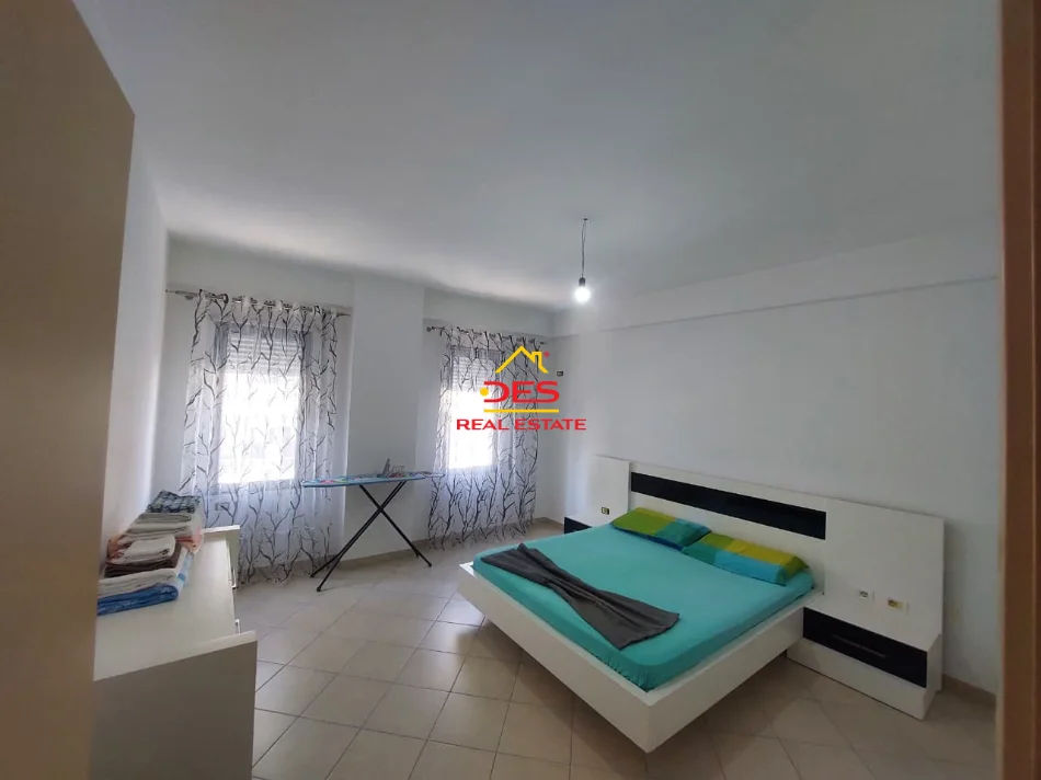 Vlore, jepet me qera apartament 1+1+Ballkon Kati 4, 86 m² 400 € (RrugaÇajupi)