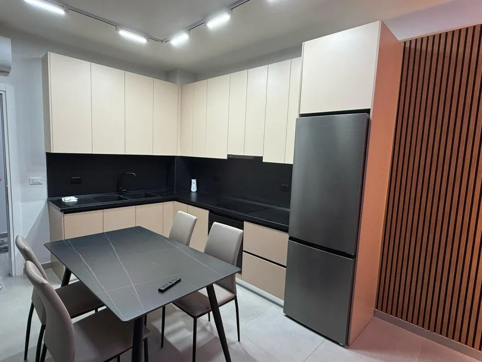 Tirane, jepet me qera 2+1 Kati 5, 30 m² 650 € (Teodor keko)