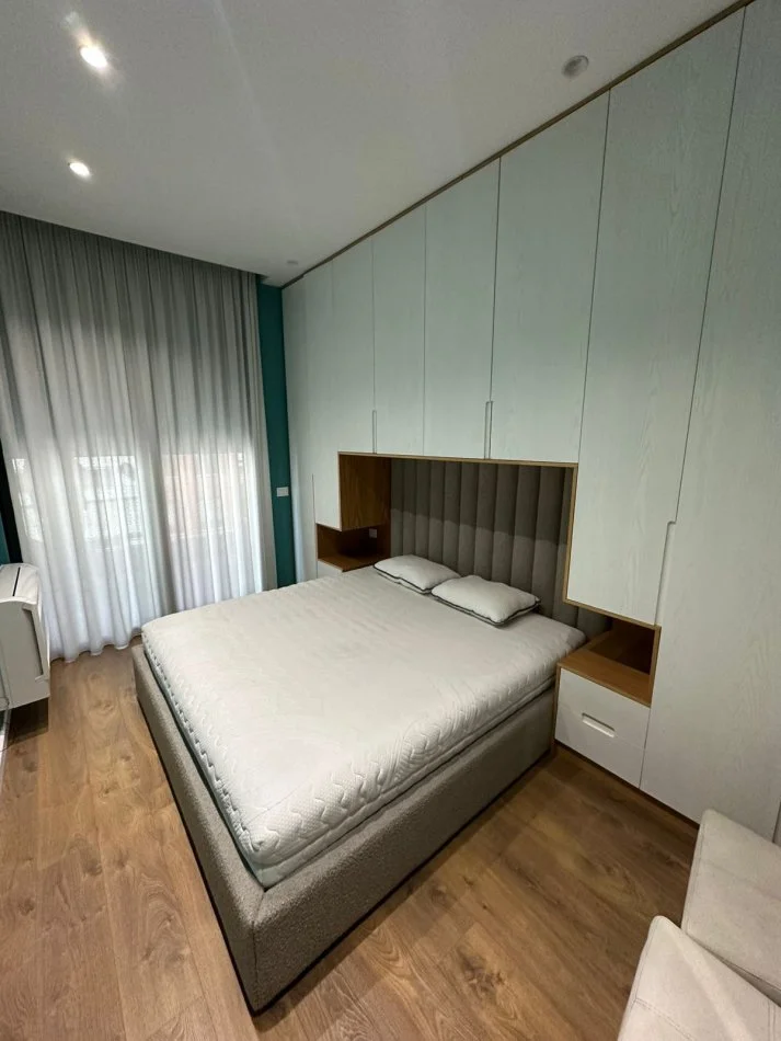 Tirane, jepet me qera apartament 1+1+Ballkon Kati 3, 73 m² 950 € (Kompleksi Delijorgji)