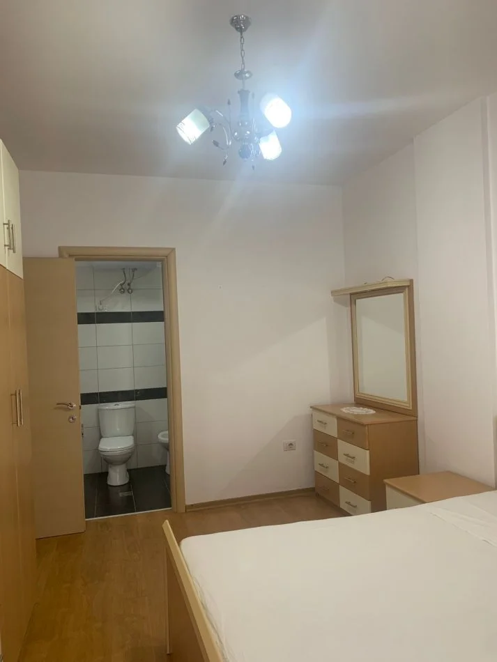 Tirane, jepet me qera apartament 2+1+Ballkon, Kati 2, 120 m² 400 € (Ish Parku)