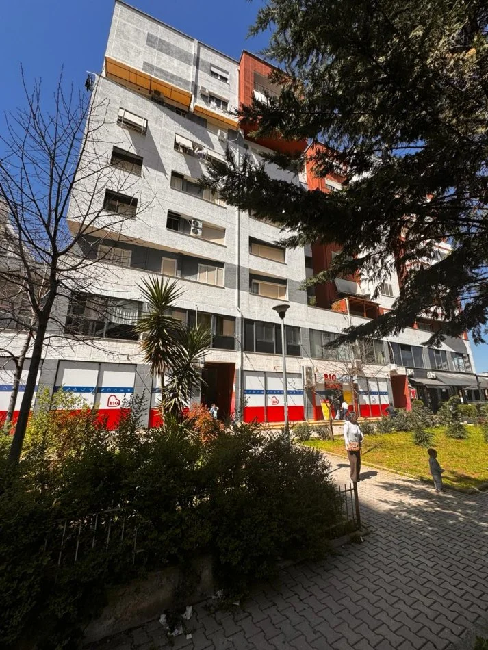 Tirane, jepet me qera apartament 1+1+Ballkon Kati 2, 70 m² 400 € (bulevardi migjeni yzberisht)