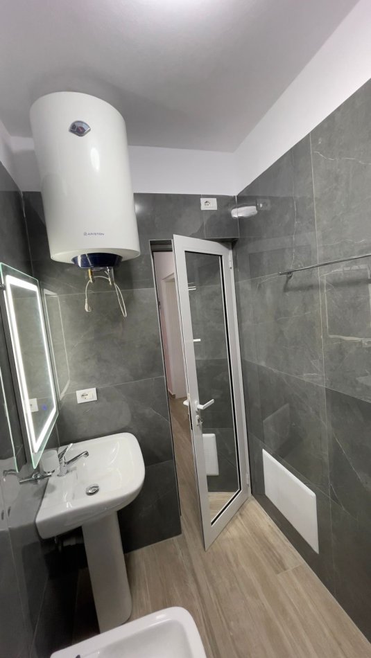 Tirane, jepet me qera apartament 1+1+Ballkon Kati 1, 65 m² 450 € (rruga e Kavajes)