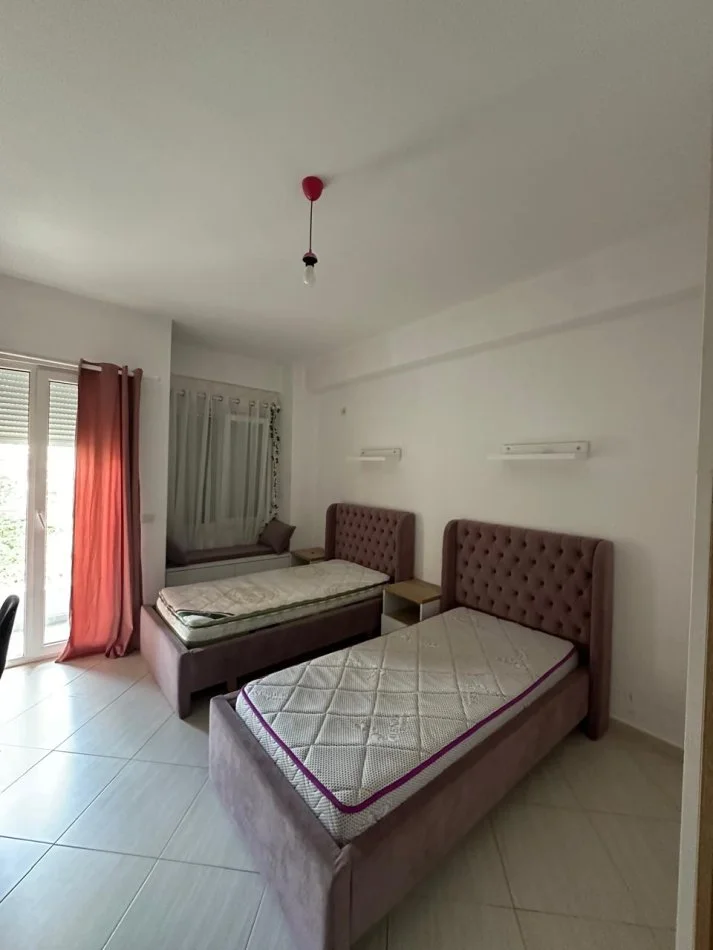 Tirane, jepet me qera apartament 3+1 Kati 4, 150 m² 600 € (RRUGA ULLISHTES)