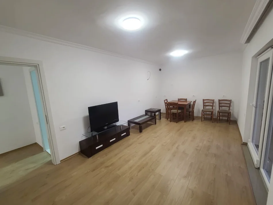 Tirane, jepet me qera ambjent biznesi Kati 5, 88 m² 1.200 € (Qender)