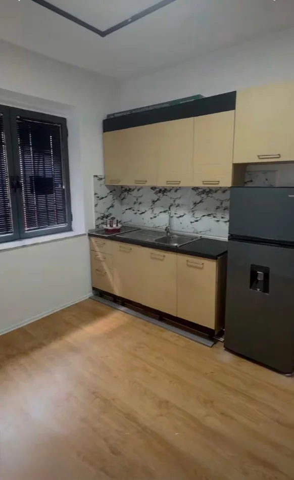 Tirane, jepet me qera zyre Kati 2, 59 m² 650 € (Rruga e Durresit)