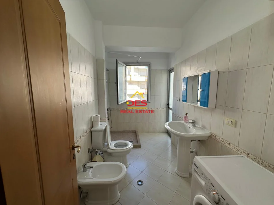 Vlore, jepet me qera apartament 1+1+Ballkon Kati 5, 70 m² 250 € (Rruga murat Tërbaçi)
