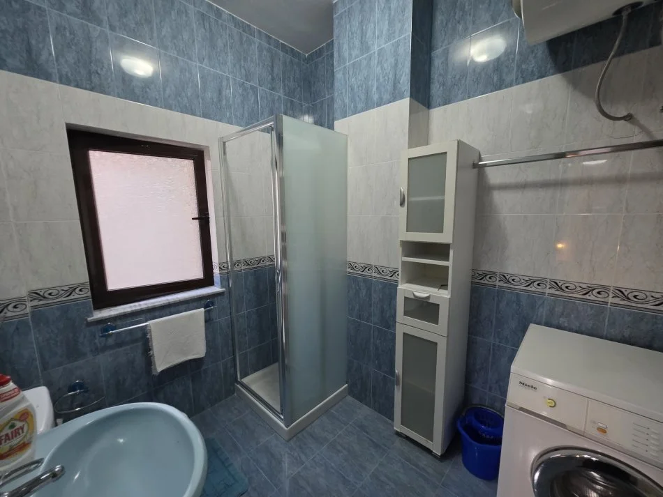 Tirane, jap me qera garsonier 1+1 Kati 2, 60 m² 400 € (Rruga e Kosovareve)