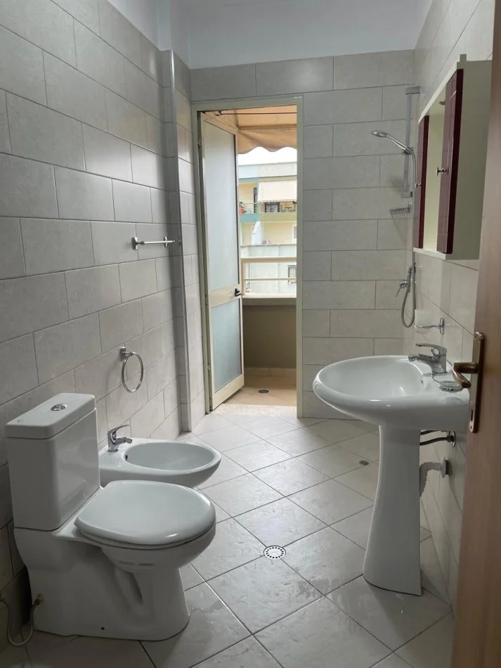 Tirane, jepet me qera apartament 1+1+Ballkon Kati 6, 65 m² 400 € (Rruga 5 Maj)