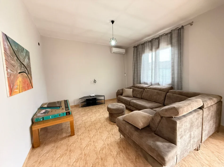 Tirane, jepet me qera shtepi 2+1 Kati 1, 99 m² 400 € (Rrugën “Ferhat Draga” , laprake)