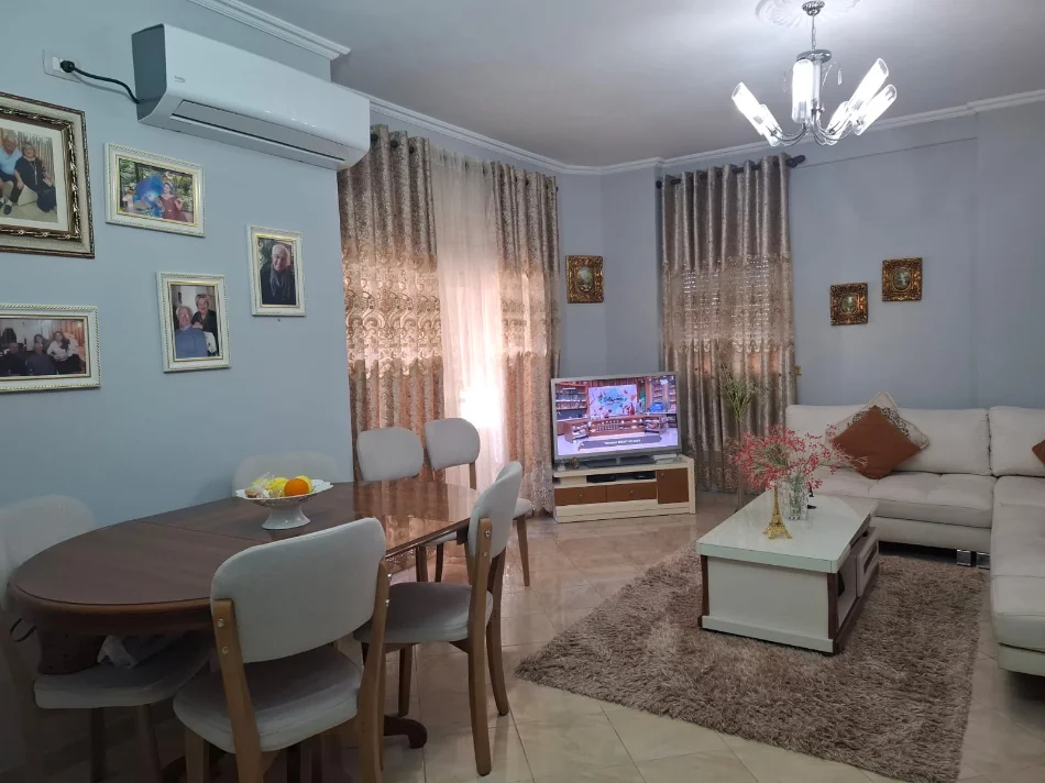 Tirane, jepet me qera 2+1 , 90 m² 550 € 