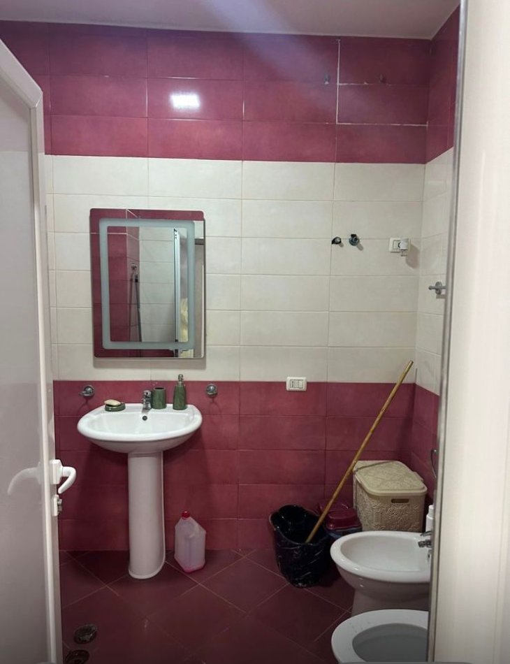 Tirane, jepet me qera apartament 3+1 Kati 2, 105 m² 800 € (rruga Shyqyri Brari)