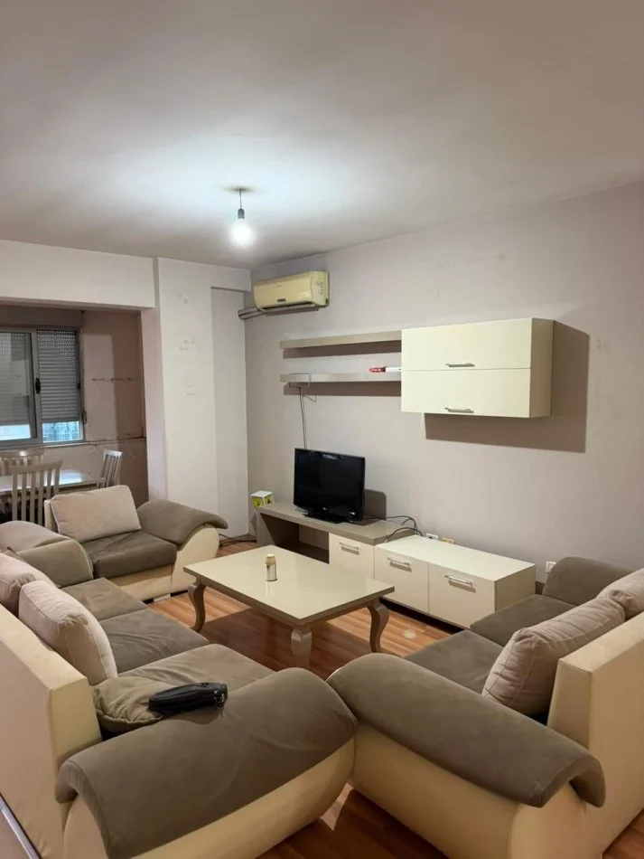 Tirane, jepet me qera apartament 2+1+Ballkon Kati 8, 100 m² 700 € 