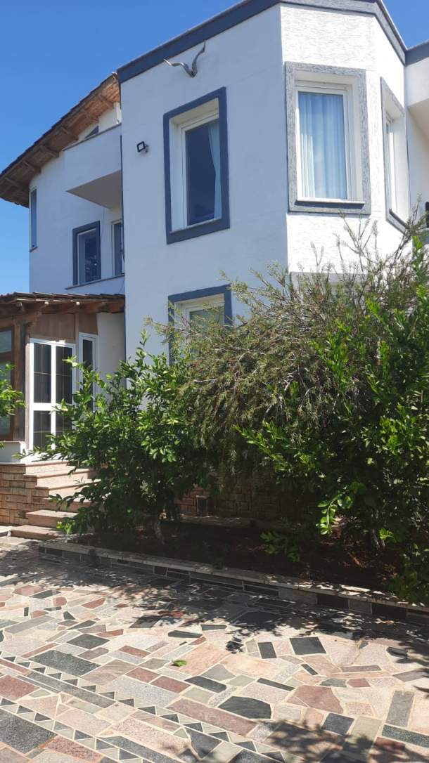 Tirane, jepet me qera Vile 2 Katshe, 220 m² 400 Euro (Babrru)