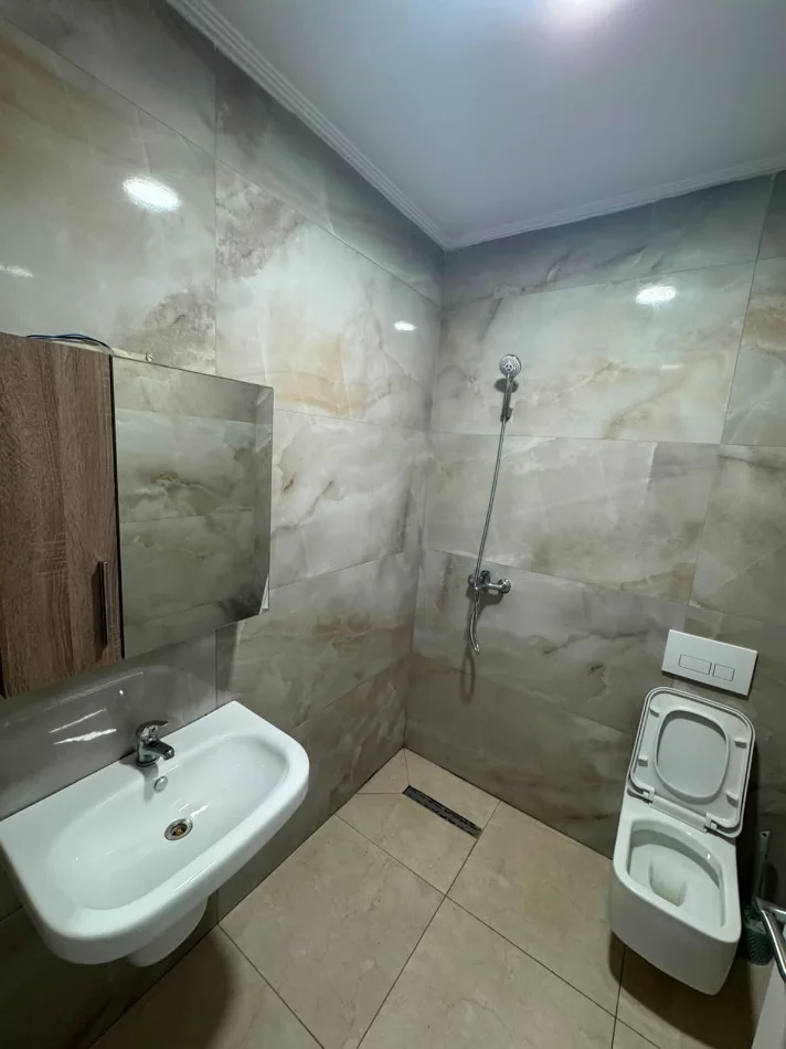 Tirane, jepet me qera 2+1 , 