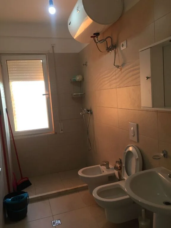 Tirane, jepet me qera apartament 1+1 Kati 3, 60 m² 500 € (Green City , Astir)