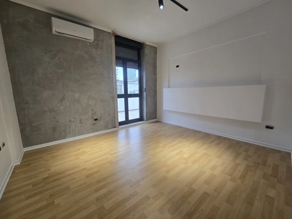 Tirane, jepet me qera dyqan Kati 4, 95 m² 1.000 € (9 kateshet)