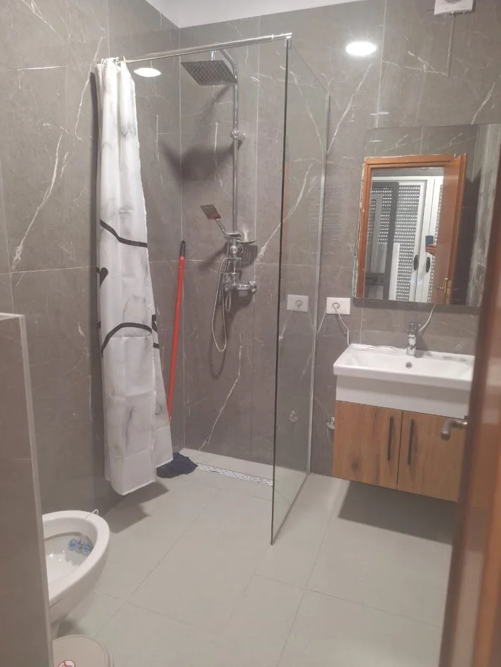 Tirane, jepet me qera apartament 2+1+Ballkon Kati 1, 85 m² 550 € 