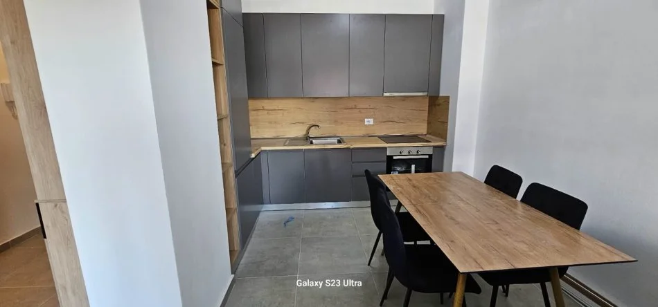 Tirane, jepet me qera apartament 2+1+Ballkon Kati 4, 100 m² 650 € 