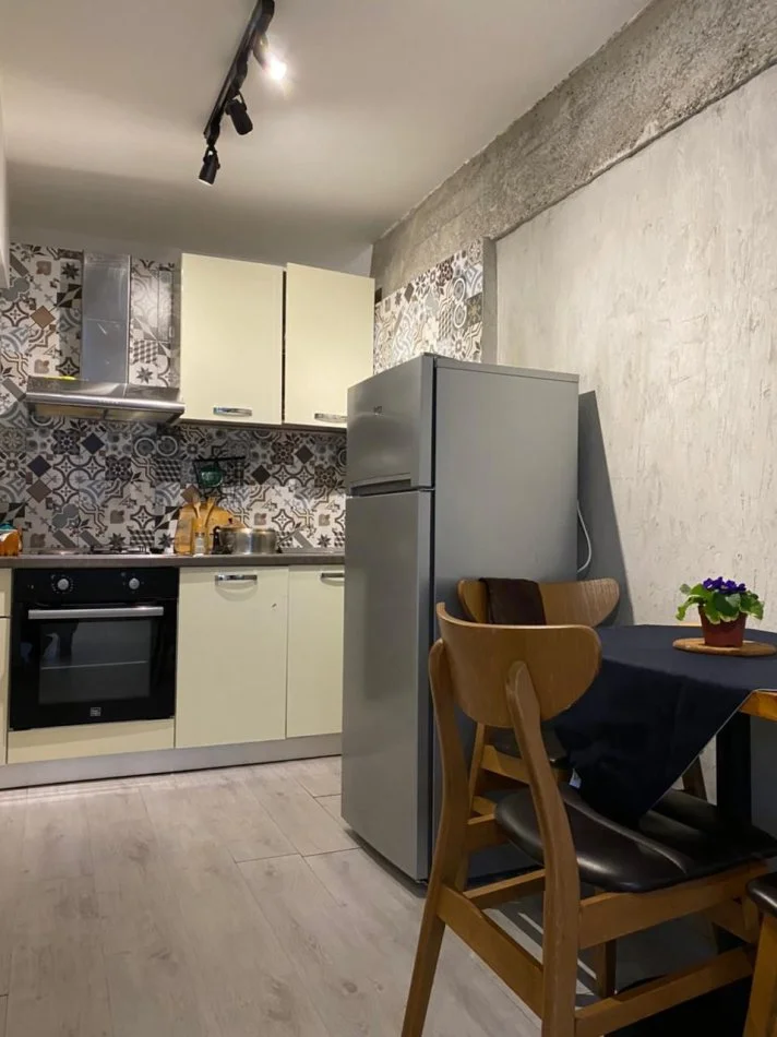 Tirane, jepet me qera apartament 1+1 Kati 1, 65 m² 450 € (Rruga Karl Gega)