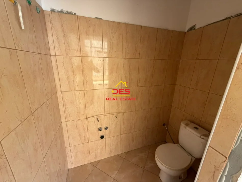 Vlore, jepet me qera ambjent biznesi Kati 2, 140 m² 400 € (Rruga Demokracia)