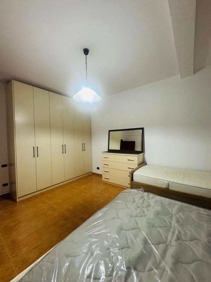 Tirane, jepet me qera apartament 1+1+Aneks+Ballkon Kati 5, 78 m² 500 € (Stacioni i Trenit , prane mullirit)