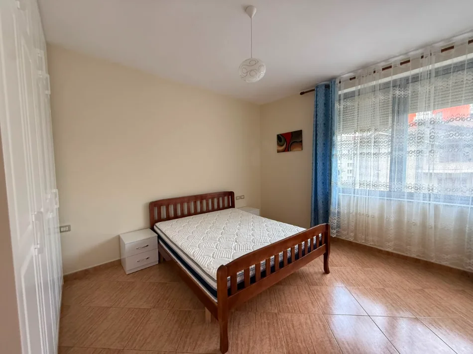 Tirane, jepet me qera apartament 2+1+Ballkon Kati 5, 94 m² 750 € (Rruga e Kosovareve)