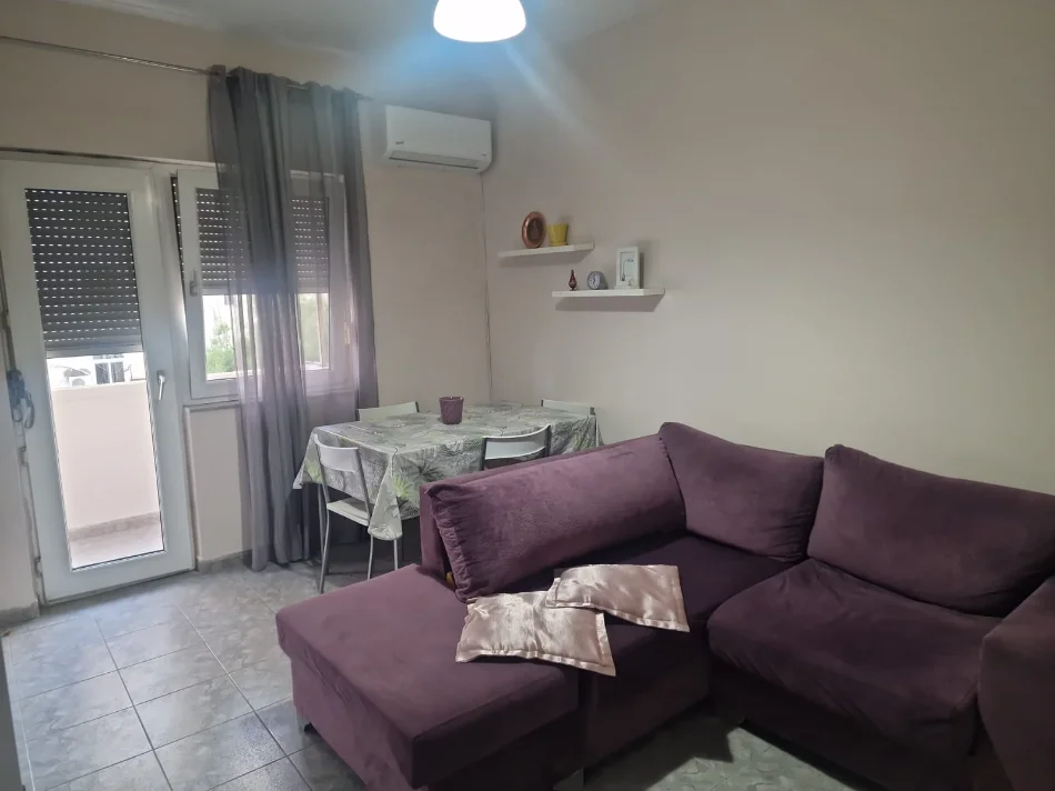 Tirane, jepet me qera apartament 2+1+Aneks+Ballkon Kati 4, 550 € (zogu i zi)
