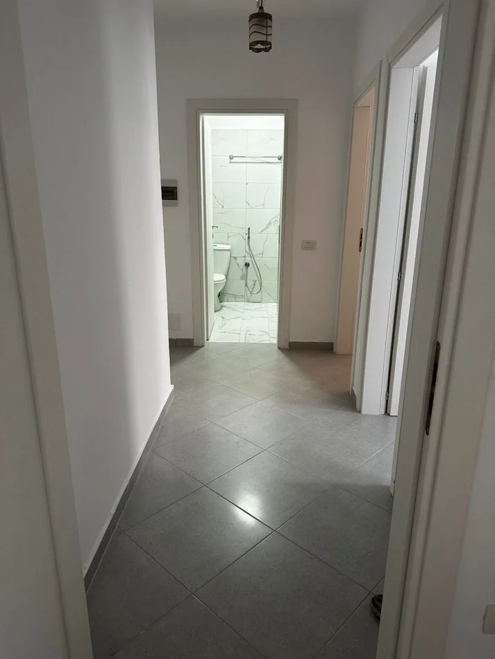 Tirane, jepet me qera apartament 2+1+Aneks+Ballkon Kati 3, 80 m² 500 € (Farmacia 10)