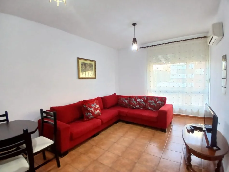 Tirane, jepet me qera apartament 1+1+Ballkon Kati 3, 70 m² 500 € (rruga Vllazem Huta)