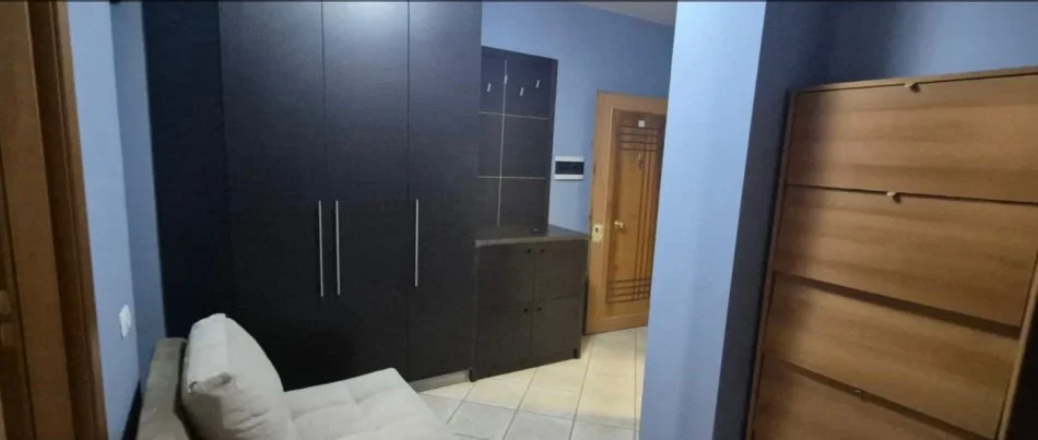 Tirane, jepet me qera apartament 2+1+Ballkon Kati 5, 700 € (Mbrapa universitetit europian)