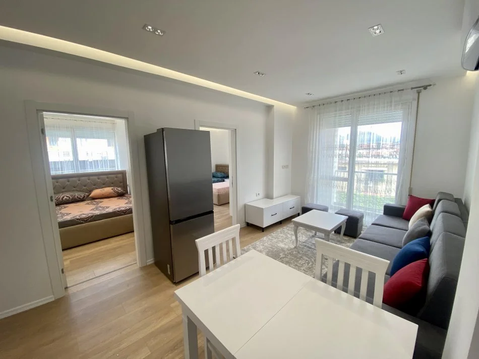 Tirane, jepet me qera apartament 2+1+Ballkon Kati 1, 75 m² 500 € (Prane Tregut Ushqimor, Selite)