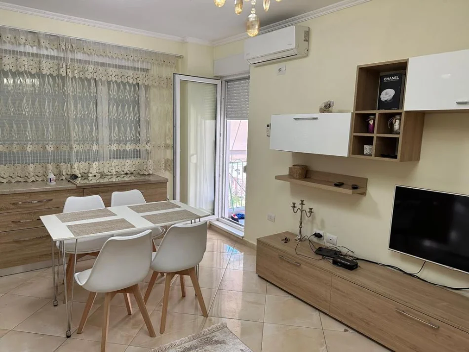 Tirane, jepet me qera apartament 1+1+Ballkon Kati 4, 70 m² 550 € (Kompleksi Kontakt)