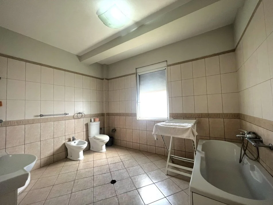 Tirane, jepet me qera Vile 3+1+Aneks+Ballkon Kati 1, 140 m² 650 € (sauk)