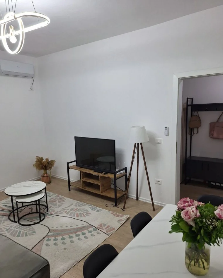 Tirane, jepet me qera apartament 1+1+Ballkon Kati 2, 75 m² 600 € (rruga e Barrikadave prane Gjimnazit Sami Frasheri)