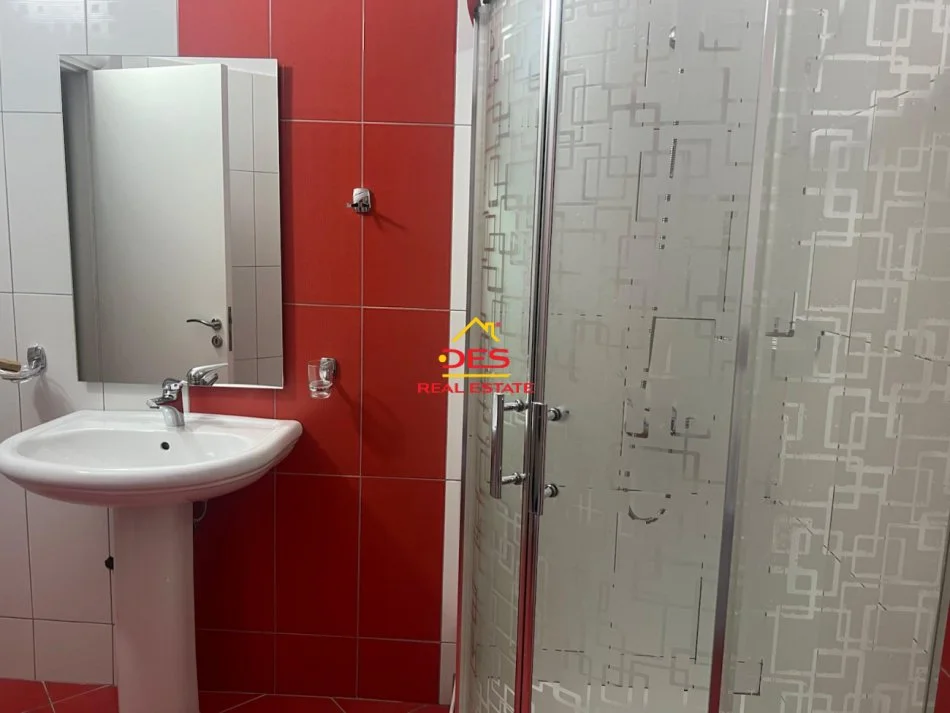 Vlore, jepet me qera apartament 2+1+Ballkon Kati 4, 90 m² 600 € (Rruga Sadik Zotaj)
