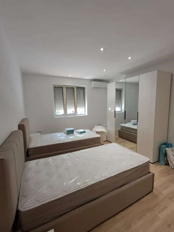 Tirane, jepet me qera apartament 2+1+Ballkon Kati 2, 650 € (Ali Dem)