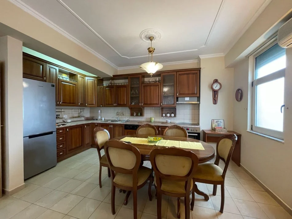 Tirane, jepet me qera apartament 2+1+Ballkon Kati 7, 90 m² 800 € (Blloku)