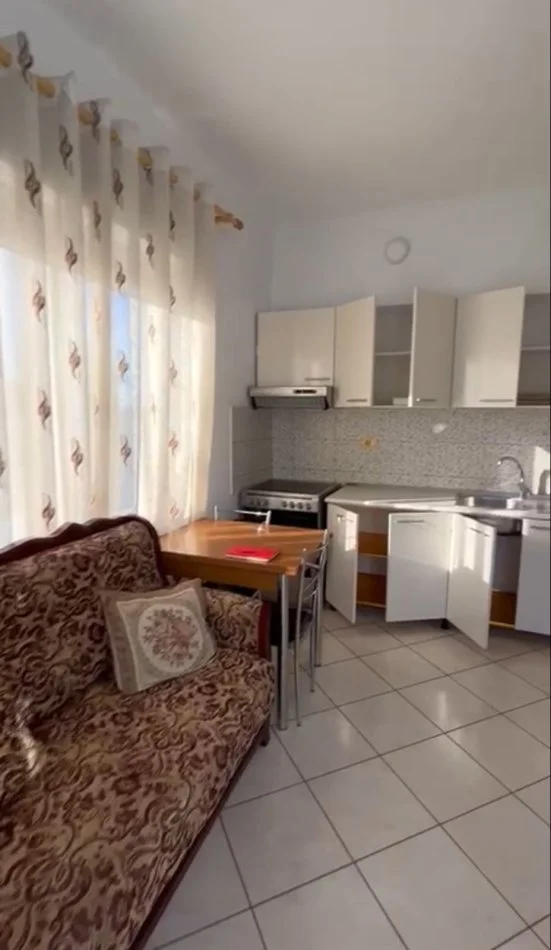 Tirane, jepet me qera shtepi 1+1+Ballkon Kati 2, 70 m² 320 € (rruga Andon frasheri)