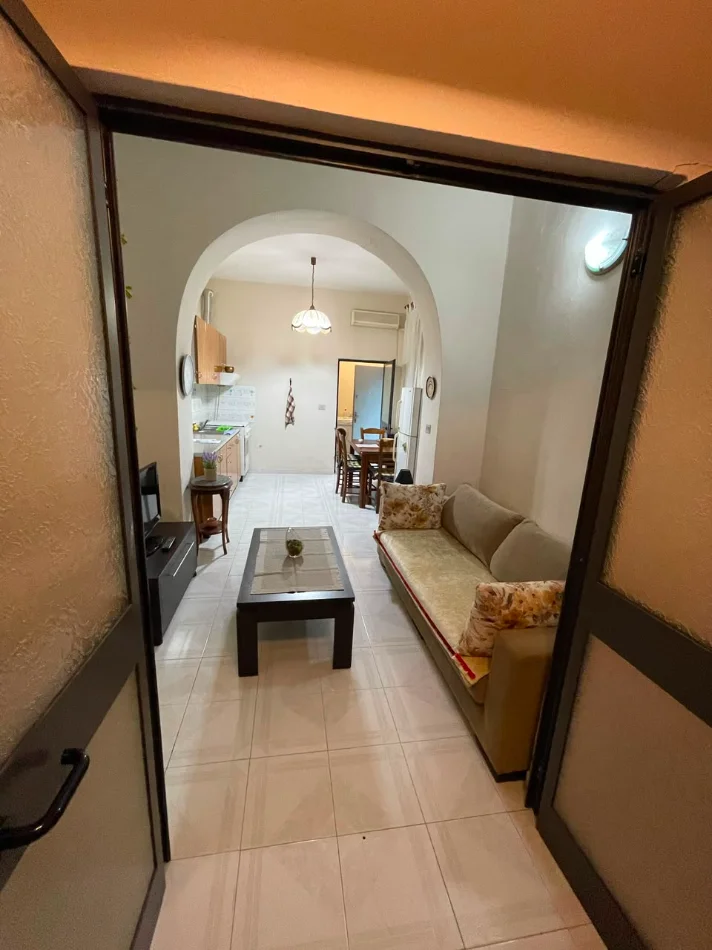 Tirane, jepet me qera apartament 1+1 Kati 1, 450 € (stadiumi dinamo)