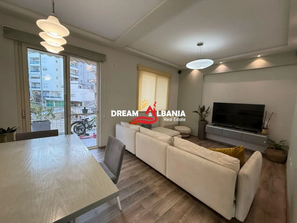 Tirane, jepet me qera apartament 2+1 Kati 3, 97 m² 700 € (Kopeshti Botanik)