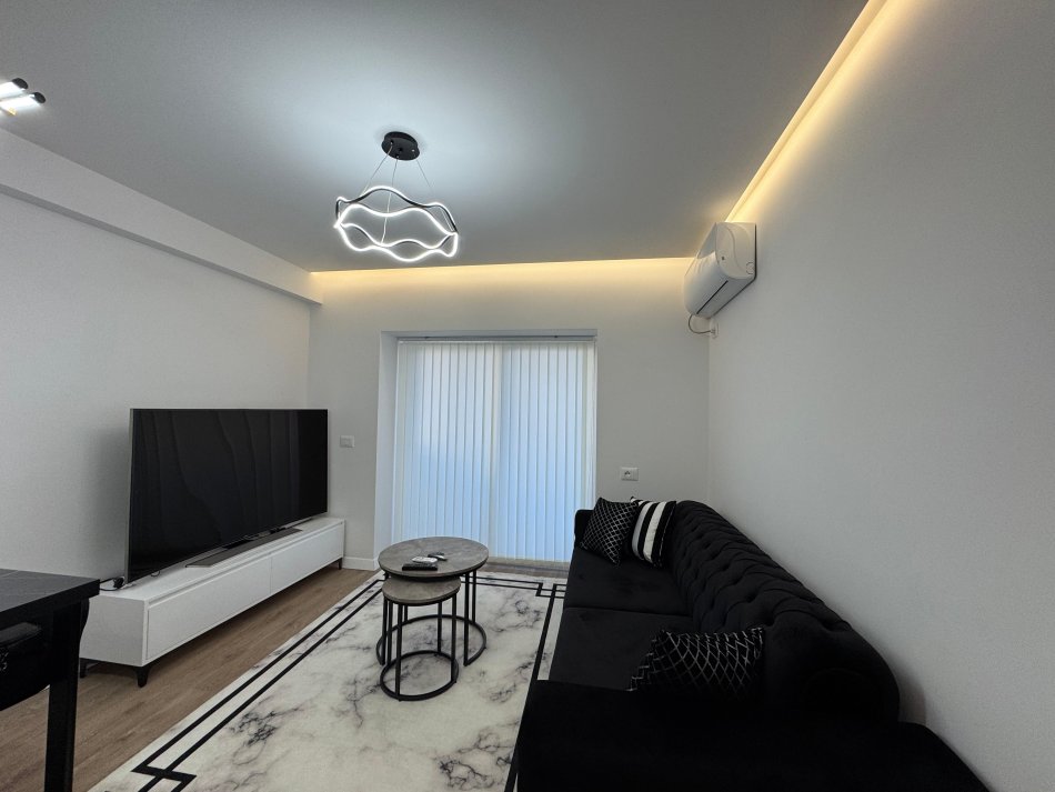 Tirane, jepet me qera apartament 1+1+Ballkon Kati 3, 65 m² 500 € (xhamllik)