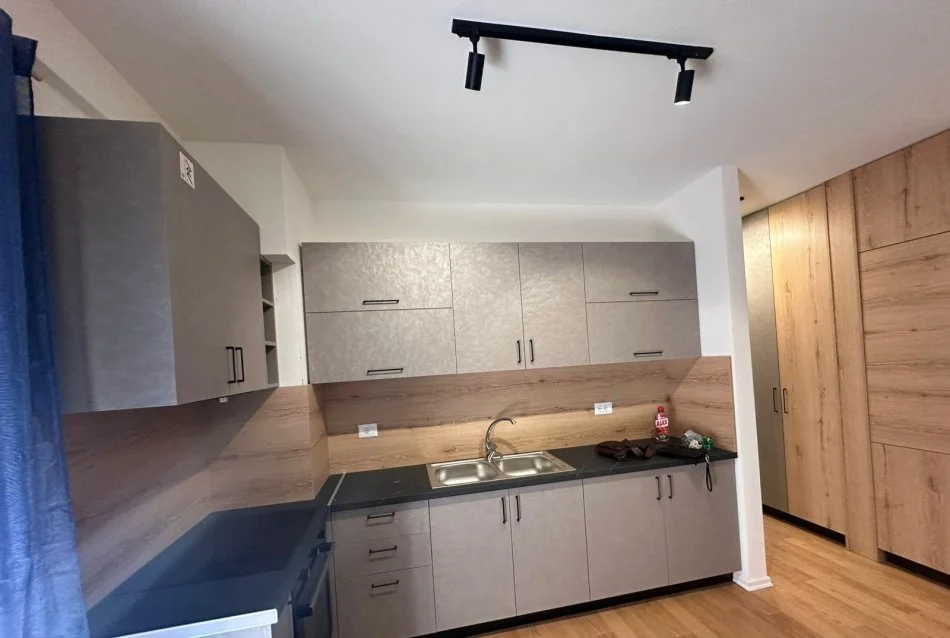 Tirane, jepet me qera apartament 1+1 Kati 3, 58 m² 600 € (Xhamia e selites)