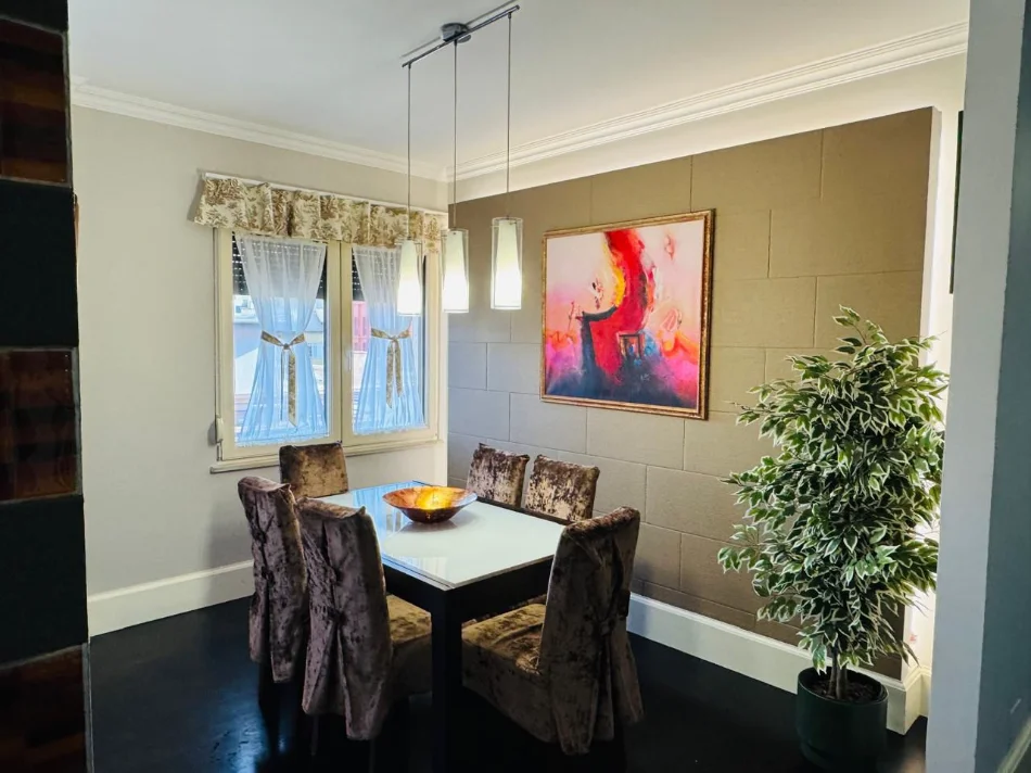 Tirane, jepet me qera apartament 3+1 , 130 m² 1.300 € (Prane Shkolles 11 Janari)