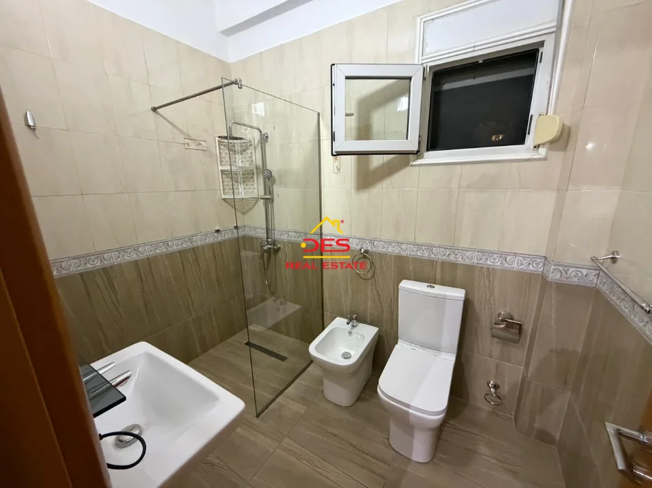Vlore, jepet me qera apartament 2+1+Ballkon Kati 2, 100 m² 500 € (Rruga Misto Mele)