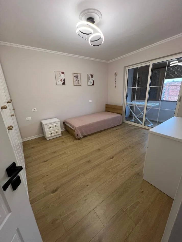 Tirane, jepet me qera apartament 2+1+Ballkon Kati 5, 90 m² 630 € (Oxhaku)